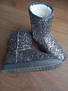 Новые сапоги в стиле UGG, размер 36 (2 фото из 3)