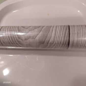 Isekleepuv puidumustriga kile