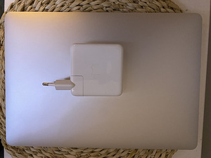 MacBook Pro 13” 256 GB Suurepärane seisukord (8 foto / 9)