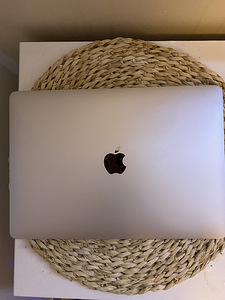 MacBook Pro 13” 256 GB Suurepärane seisukord (9 foto / 9)