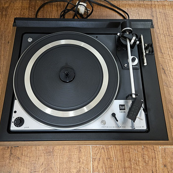 Dual 1226 2-Speed Idler-Drive Turntable