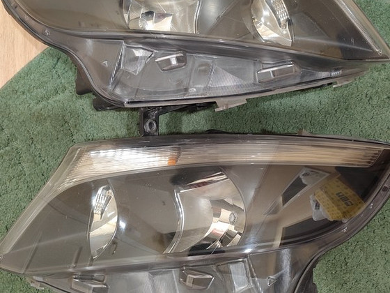 Esituled 4 tk Mercedes Vito