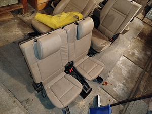 Продаются задние сиденья для e70 7-местного (2 фото из 3)