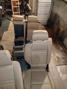 Продаются задние сиденья для e70 7-местного (3 фото из 3)