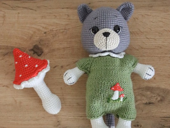 Продам вязаную игрушку Волчонок