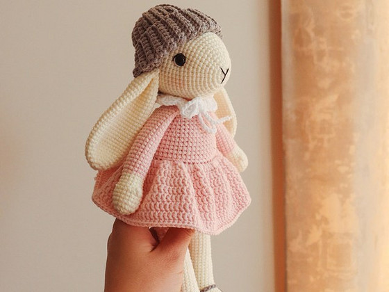 Продам вязаную игрушку Зайка