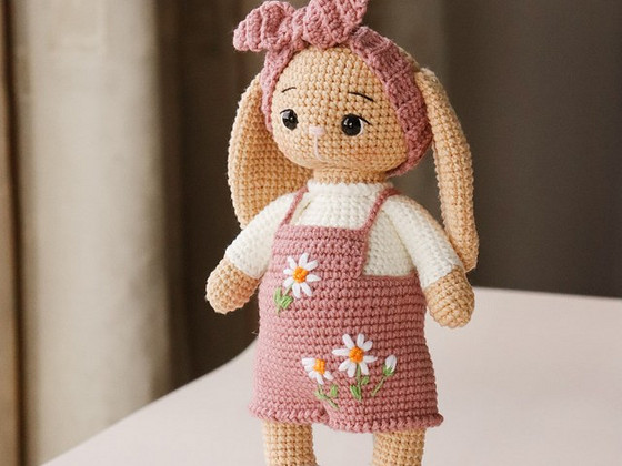 Продам вязаную игрушку Зайка