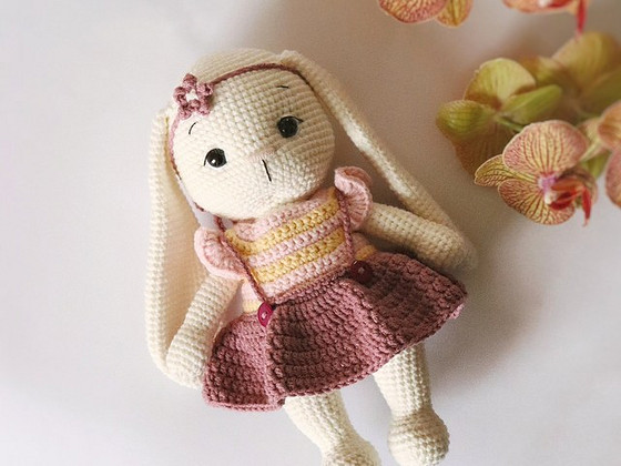 Продам вязаную игрушку Зайка