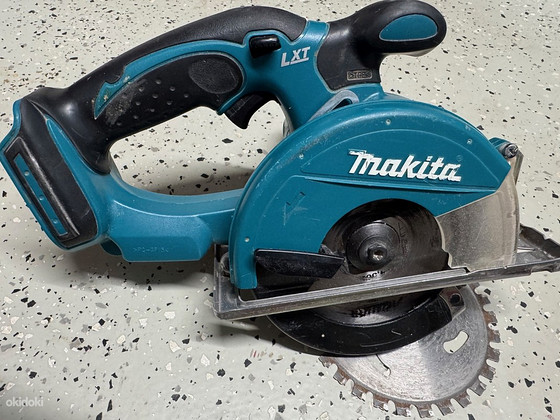 Аккумуляторная металлорезка Makita DCS550