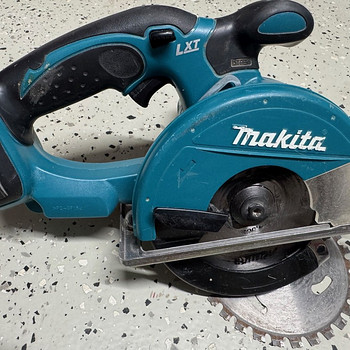Аккумуляторная металлорезка Makita DCS550