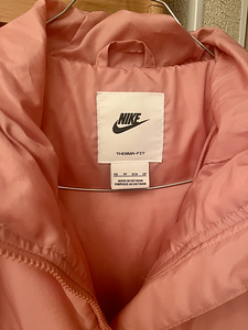 Naiste uus Nike jope (1 foto / 3)