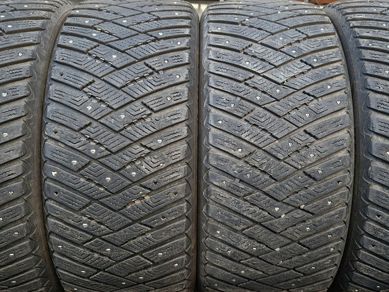 R18 Goodyear 245/45/18 - 90% шипы - установка