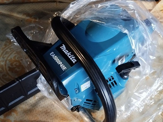 Профессиональная бензопила Makita