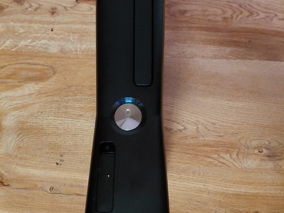 Müün Xbox 360 koos kõigi juhtmetega ja mängudega + komplektis kinect
