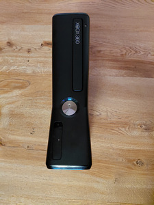 Продаю Xbox 360 со всеми провадами и игры + комплекте kinect (1 фото из 10)