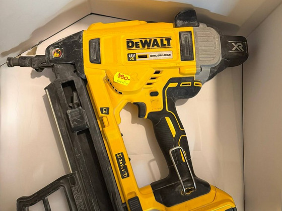 Гвоздезабивной пистолет DeWalt DCN890