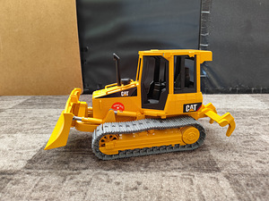 Mänguasi BRUDER CAT Caterpillar buldooser. (1 foto / 5)