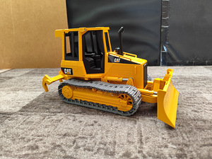 Mänguasi BRUDER CAT Caterpillar buldooser. (3 foto / 5)