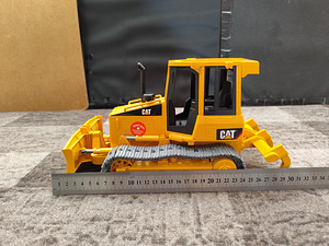 Mänguasi BRUDER CAT Caterpillar buldooser. (4 foto / 5)