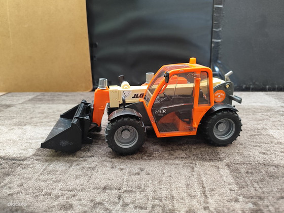 Игрушка BRUDER телескопический погрузчик.