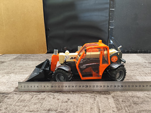 Игрушка BRUDER погрузчик. (4 фото из 5)