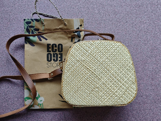 Cross body strap straw bag