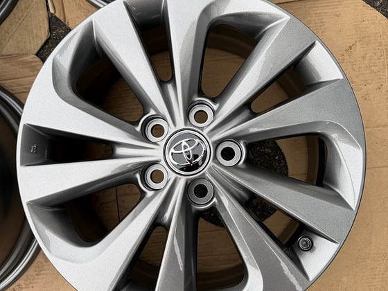 17" Toyota originaalveljed 5x114,3 + andurid