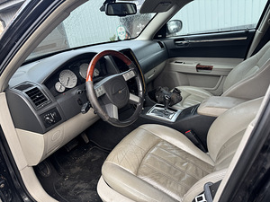 Chrysler 300c varuosadeks (5 foto / 5)