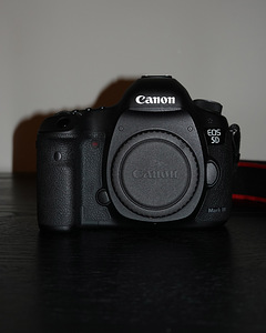 Canon EOS 5D Mark III Full Set – Excellent Condition (2 foto / 10)