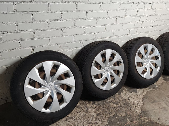 Corolla 205/55/R16 стальные диски с хорошими шипованными шинами