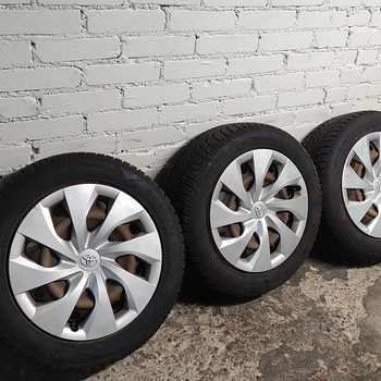 Corolla 205/55/R16 стальные диски с хорошими шипованными шинами