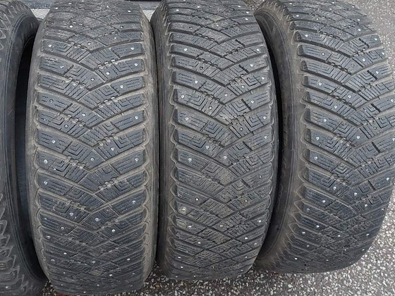 18 " шипованные шины Goodyear 235 65 18 4шт