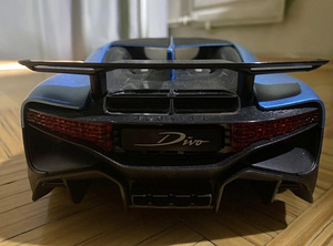 Игрушечная машина Bugatti Divo (4 фото из 7)