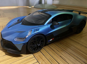 Игрушечная машина Bugatti Divo (7 фото из 7)