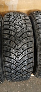 Новые шипованные шины Michelin (1 фото из 4)