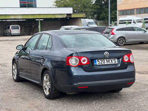 VOLKSWAGEN JETTA (4 фото из 8)