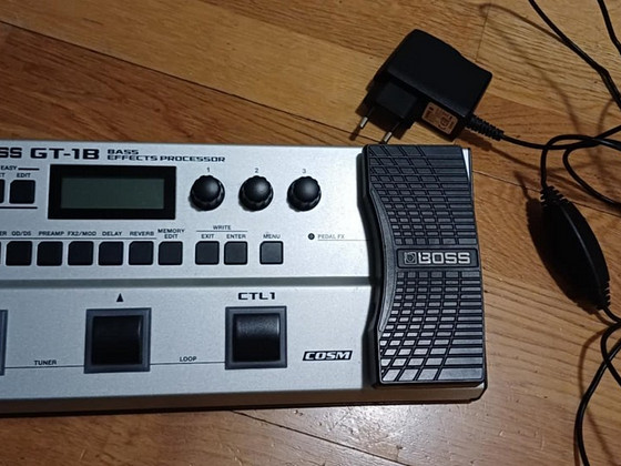 Boss GT-1B suurepärases seisukorras + originaalne Boss adapt