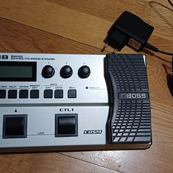 Boss GT-1B suurepärases seisukorras + originaalne Boss adapt