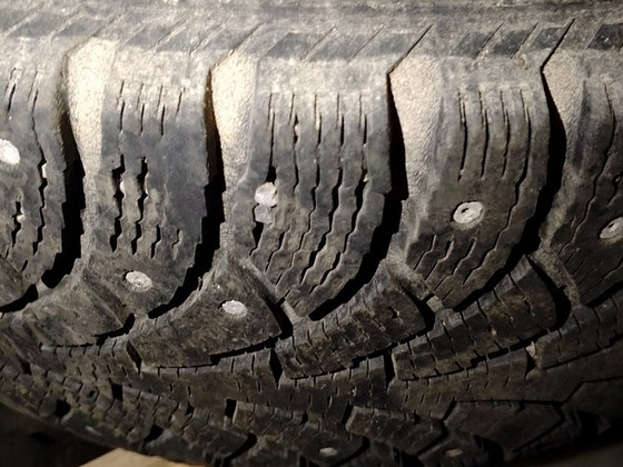 Müüa kasutatud talverehvid naastudega 215/65 R16