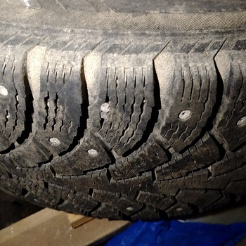 Продаю б/у Зимние Шипованные Шины 215/65 R16