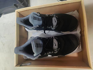 Кроссовки Nike (2 фото из 3)