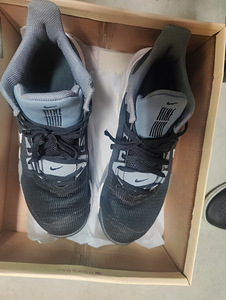 Кроссовки Nike (3 фото из 3)