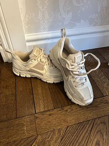 Laste nike tossud zoom vomero5 (1 foto / 4)