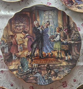 Настенные тарелки из серии «У бабушки и дедушки» (2 фото из 9)