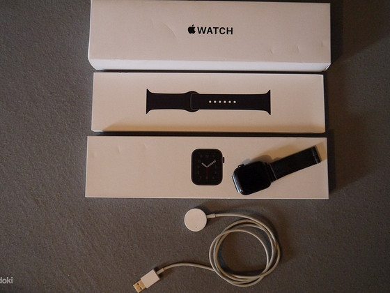 Apple Watch SE 40mm Space Gray Alu Black Sport Band GPS