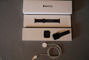 Apple Watch SE 40mm Space Gray Alu Black Sport Band GPS (1 foto / 1)