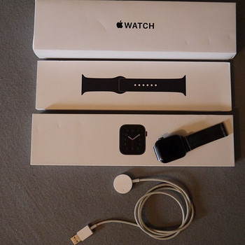 Apple Watch SE 40mm Space Gray Alu Black Sport Band GPS