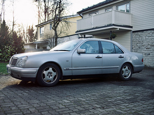 Mercedes-Benz E320 w210 (Японский импорт, LPG) (5 фото из 15)