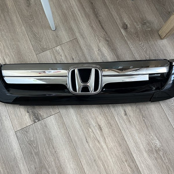 Esivõre embleemiga HONDA CRV 3