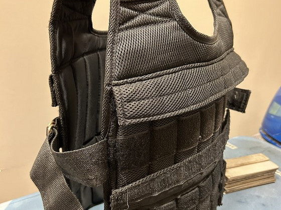4,5 kg kaaluv vest intensiivseks treeninguks.